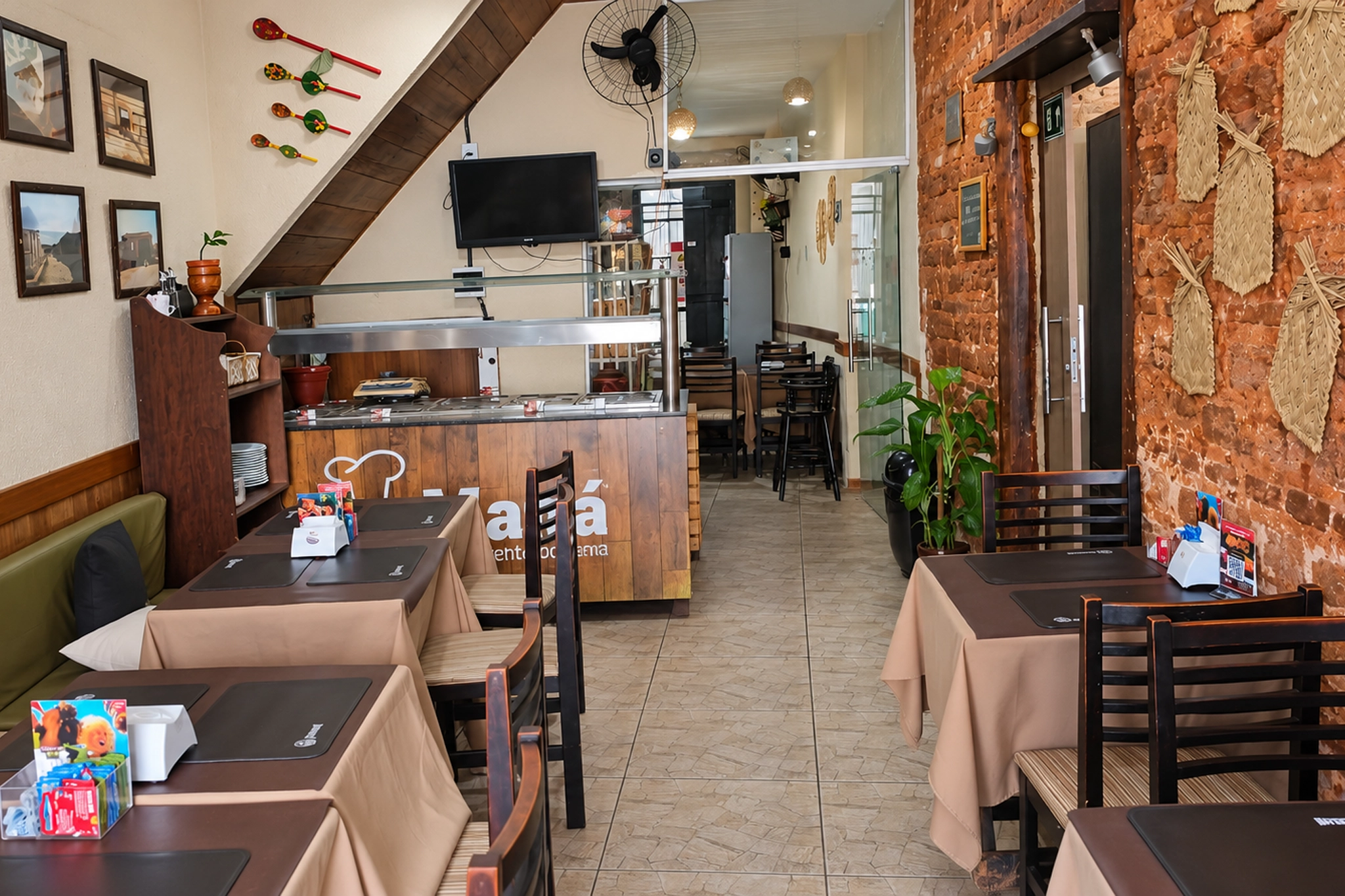 Salão principal do restaurante Maná